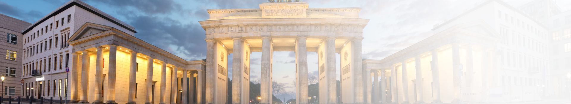Brandenburger Tor in der Abenddämmerung in Berlin