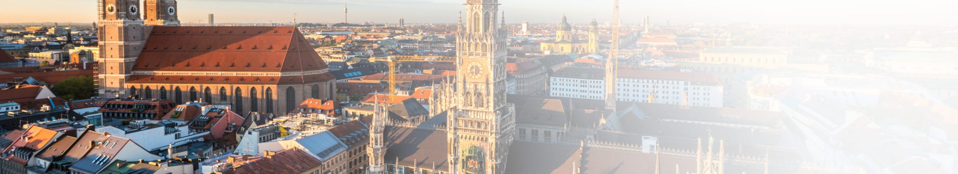 Luftaufnahme von München - Marienplatz, Neues Rathaus und Frauenkirche von der Peterskirche bei Sonnenuntergang