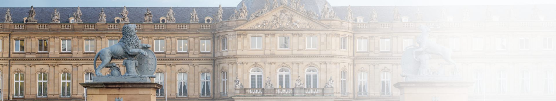 Neues Schloss Stuttgart mit den Skulpturen des Löwen und des Hirsches