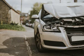 Auto steht nach Frontalunfall beschädigt am Straßenrand