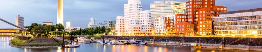 Rhein mit Kulisse der Stadt von Düsseldorf bei Dämmerung