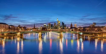 Die Skyline von Frankfurt in Deutschland bei Nacht