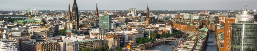 Die Hansastadt Hamburg in einer Luftbildaufnahme. Hier passieren am tag viele Autounfälle.