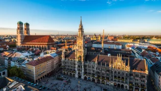 Luftaufnahme von München - Marienplatz, Neues Rathaus und Frauenkirche von der Peterskirche bei Sonnenuntergang