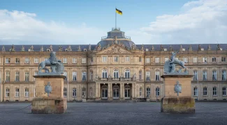 Neues Schloss Stuttgart mit den Skulpturen des Löwen und des Hirsches