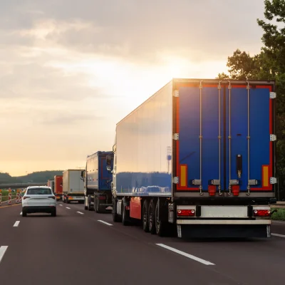 LKW stehen auf der Autobahn in einer Schlange